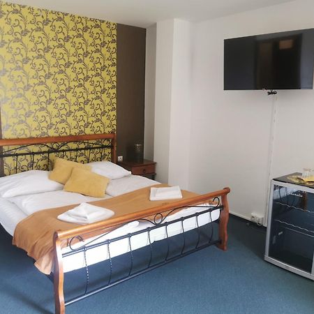 Hotel Diana Nové Mesto nad Váhom Bagian luar foto