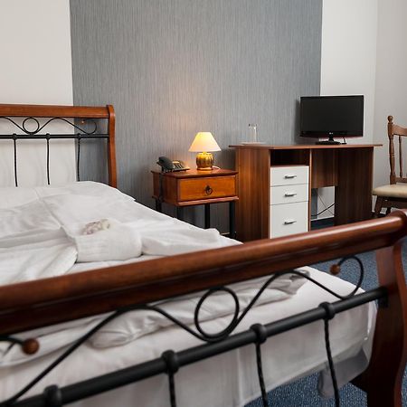 Hotel Diana Nové Mesto nad Váhom Bagian luar foto