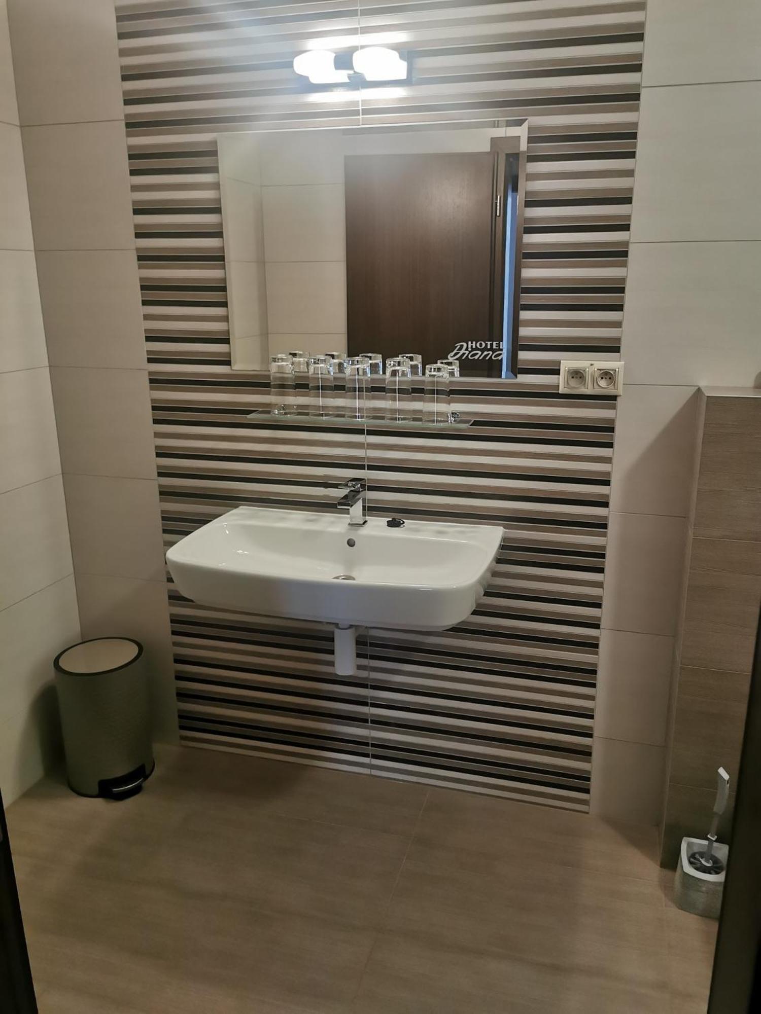 Hotel Diana Nové Mesto nad Váhom Bagian luar foto