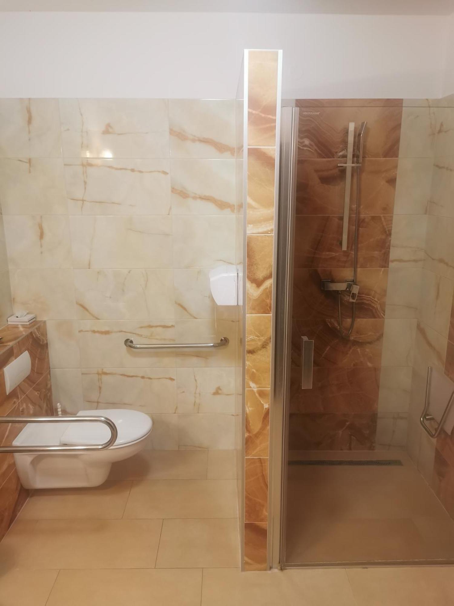 Hotel Diana Nové Mesto nad Váhom Bagian luar foto