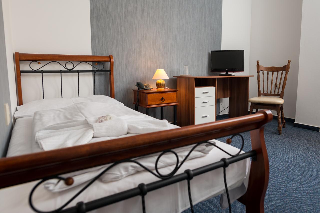Hotel Diana Nové Mesto nad Váhom Bagian luar foto