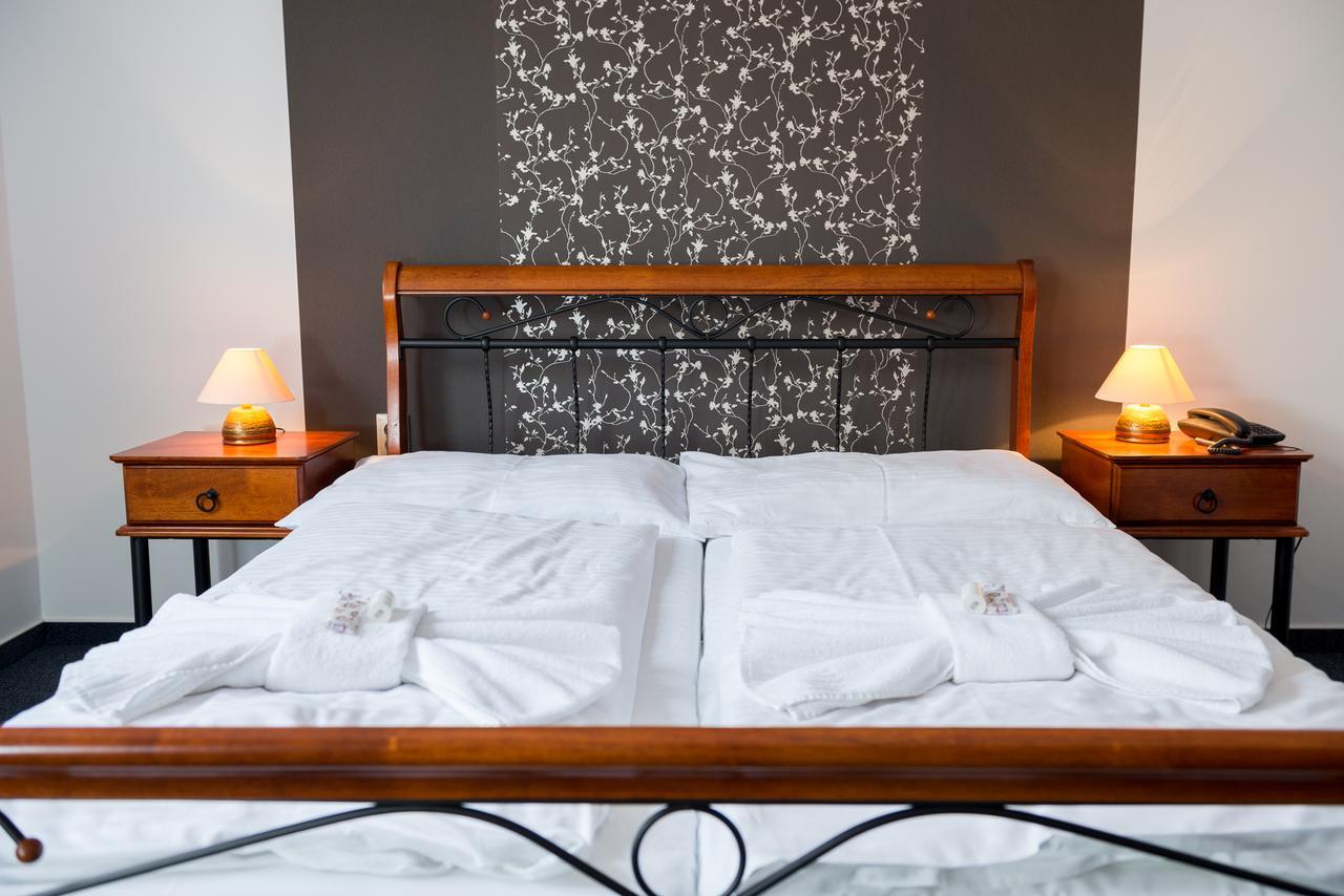 Hotel Diana Nové Mesto nad Váhom Bagian luar foto