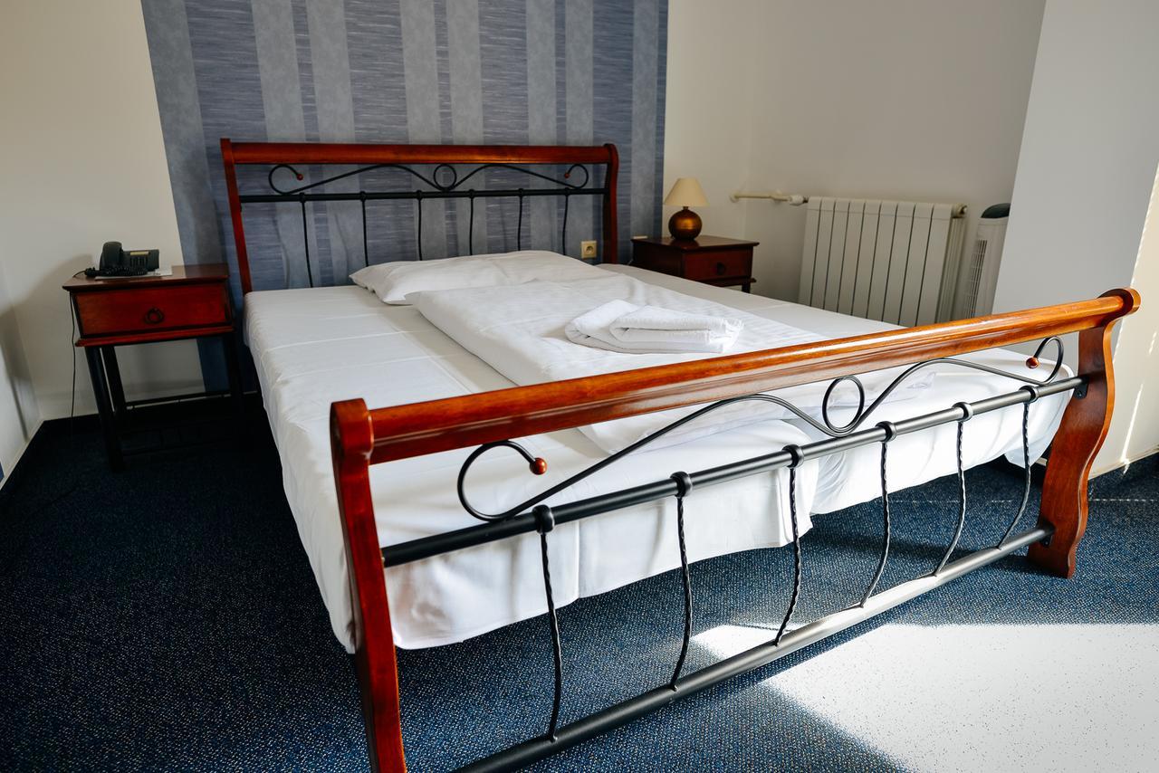Hotel Diana Nové Mesto nad Váhom Bagian luar foto