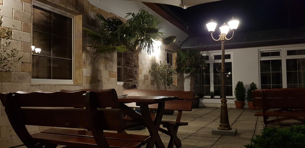 Hotel Diana Nové Mesto nad Váhom Bagian luar foto