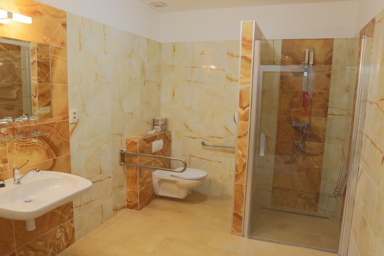 Hotel Diana Nové Mesto nad Váhom Bagian luar foto