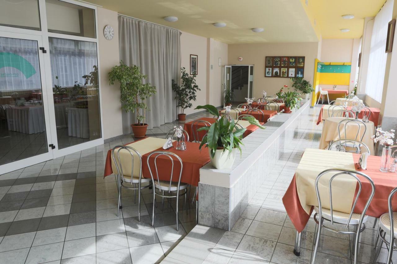 Hotel Diana Nové Mesto nad Váhom Bagian luar foto