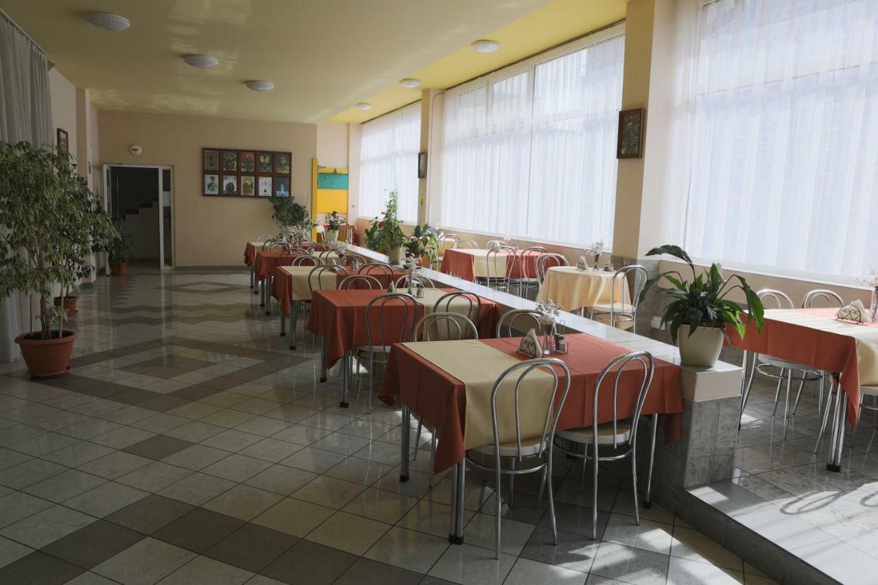 Hotel Diana Nové Mesto nad Váhom Bagian luar foto